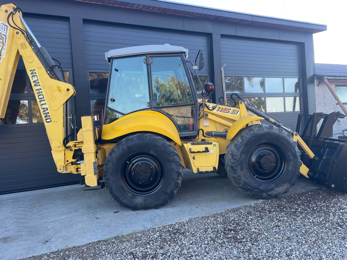 -- SOLGT -- New Holland LB115B-4PS.