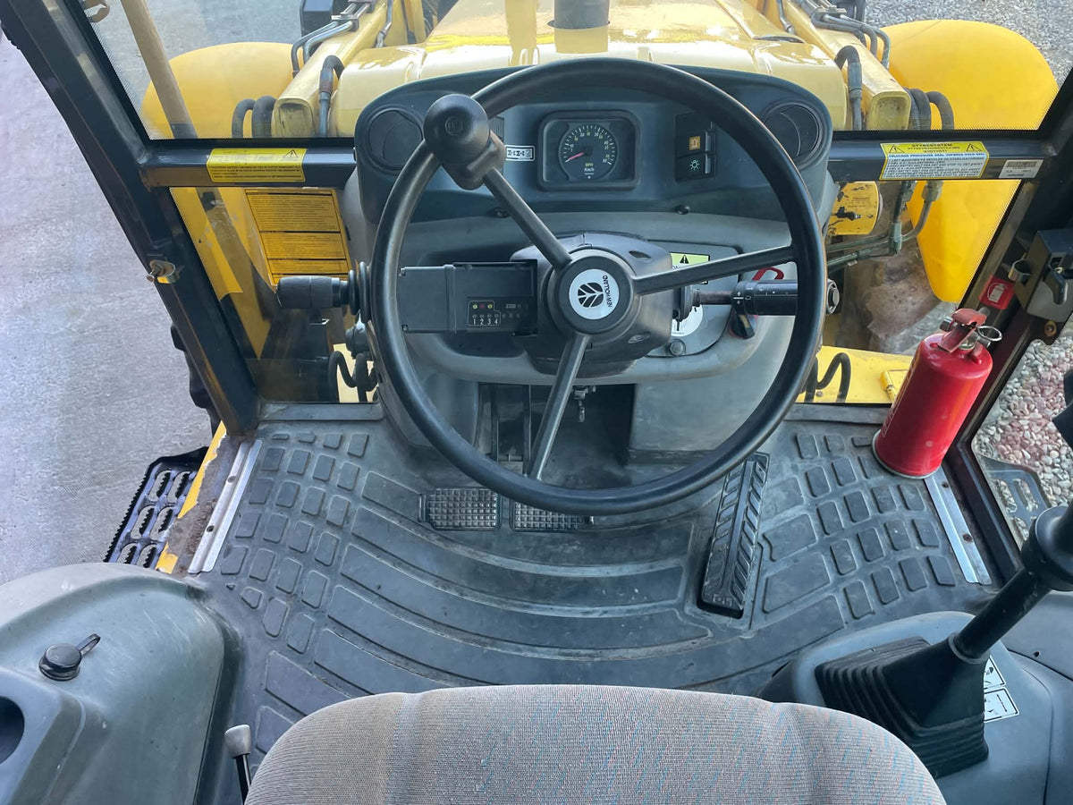 -- SOLGT -- New Holland LB115B-4PS.